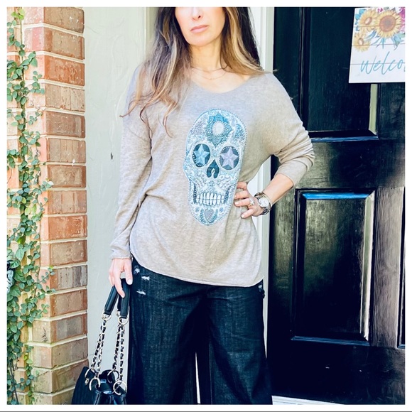 ✨LAST ONE✨MADE IN ITALY FABULOUS SKULL TRIM SWEATER - Picture 4 of 9